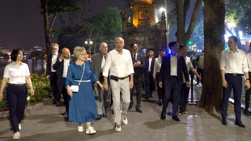 Hungarian President, First Lady enjoy peaceful stroll around Hanoi’s Old Quarter